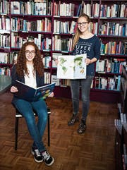 Die Gymnasiastinnen Aiyana Signer und Nathalie Meier stöbern gerne im Atlas. (Bild: Sabrina Stübi)