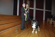 Julia Flückiger (rechts) interviewt Bea Müller vom Tierschutzverein Kreuzlingen, die alle zu platzierende Hunde vorstellt. (Bild: Desirée Müller)