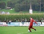 Linth-Goalie Danko Savanovic, mit Sicht auf Maisfeld und Kirchturm. (Bild: Gian Ehrenzeller/KEY)