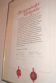 Die Partnerschaftsurkunde im Frauenfelder Rathaus. (Bild: Mathias Frei)