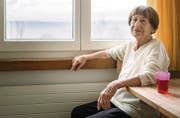 Neues Zuhause mit Blick auf den Bodensee: Heidi Visini in der Küche ihrer neuen Wohnung im Altersheim. (Bild: Reto Martin)