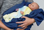 Das neue Leucht-Pyjama der Empa. Die Forscher haben optisch leitende Fasern in Textilien eingewoben. (Bild: Empa)