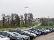 Blick auf die Seestrasse in Richtung Landschlacht und den provisorischen Parkplatz. In der Mitte des Bildes, bei der Einmündung der Seitenstrasse, ist der neue Kreisel geplant. (Bild: Thi My Lien Nguyen)