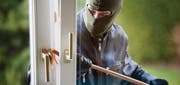 Früher ein Schraubenzieher, heute ein Brecheisen: Die Einbrecher gehen mit brachialer Gewalt vor. (Bild: fotolia/Gina Sanders)