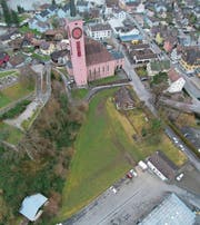 Auf der grünen Wiese neben der evangelischen Kirche, dort wo auch die Villa Zangger steht, soll ein Kirchgemeindezentrum gebaut werden.