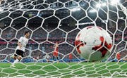 Lars Stindl setzt den Ball in der 20. Minute zum 1:0 ins chilenische Tor. (Bild: Martin Meissner/AP)