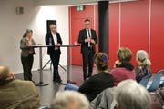 Alexander Sautter, Programmentwickler bei SRF (mitte), und Hanspeter Krüsi, Mediensprecher der Kantonspolizei St.Gallen unterhalten sich über den Umgang mit Tätern in den Medien. Das Gespräch leitet Ursel Kälin, Vorstandsmitglied Verein SRG Ostschweiz. (Bild: Jolanda Riedener)