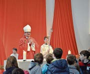 Bischof Felix Gmür leitete den Festgottesdienst. Hierfür füllte sich die Antoniuskirche mehr als bis auf den letzten Sitzplatz. (Bild: Christoph Heer)