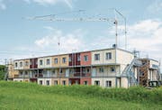 Die Firma Kifa AG aus Aadorf hat die Produktion von Flüchtlingsunterkünften aus Holz als neues Geschäftsfeld entdeckt. Zurzeit werden in den Produktionshallen des Thurgauer Holzbauunternehmens die Module für die Siedlung Dreispitz in der Stadt Basel produziert. Bereits im Sommer realisierte die Kifa AG für die Stadt Zürich die Asylunterkunft Zihlacker. (Bild: pd)