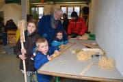 Unter kundiger Anleitung können die Kinder am Freitagabend und Samstagvormittag ihre eigene «Faggla» bauen. (Bild: Adi Lippuner)