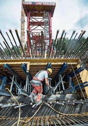 Bauarbeiten an der Taminabrücke: Der Anteil ausländischer Firmen an den Bauaufträgen des Kantons St. Gallen ist insgesamt gering. (Bild: Ralph Ribi (23. Juli 2014))