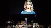 Die Schauspielerin Consolate Sipérius (links) lauscht den Schilderungen ihrer weissen Kollegin Ursina Lardi. (Bild: Daniel Seiffert (Berlin, 14.1.2016))