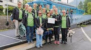 Die Frauen gruppieren sich vor der Rigi-Bahn. (Bild: pd)