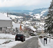 Schneebedeckte Strassen führten zu Unfällen wie in Teufen. (Bild: KPAR)