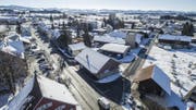 Soll umgestaltet werden: Die Bischofzellerstrasse (links) in Arnegg. An der Stationsstrasse (rechts) ist unter anderem ein Bushäuschen geplant. (Bild: Hanspeter Schiess)