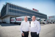 Rob Philipson (rechts), designierter Chef von Spar Schweiz, zu Gast in der Spar-Schweiz-Zentrale in St.Gallen, mit seinem Vorgänger Stefan Leuthold. (Bild: Urs Bucher)