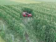 Schwangere am Steuer landet nach Überschlag in Maisfeld (Bild: Kapo Graubünden)