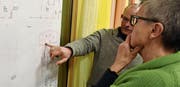 Architekt Peter Büchel stellte den Ortsbürgern das Projekt im Detail vor. (Bild: Thomas Schwizer)