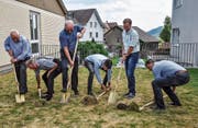Vereinspräsident August Gertsch, Architekt Marcel Künzler, Vereinsmitglied Thomas Trachsel, Hochbauzeichner Kevin Kobelt und die beiden Heimleiter Stefan Koene und Eduard Wassmer beim Spatenstich. (Bild: Sandra Grünenfelder)