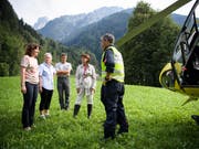 Bundespräsidentin Doris Leuthard machte sich vor Ort ein Bild über das gewaltige Ausmass des Bergsturzes. (Bild: KEYSTONE/GIAN EHRENZELLER)