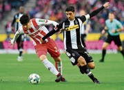 Kölns Jorge Mere (links) im Zweikampf mit dem Gladbacher Lars Stindl. (Bild: Sascha Steinbach/EPA)