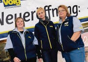 Lust auf Kundschaft: Manuela Lieberherr, die regionale Verkaufsleiterin, Filialleiterin Ramona Zellweger und ihre Stellvertreterin Andrea Odermatt (von rechts) bereiten die Eröffnung des Steinacher Volg vor. (Bild: Fritz Heinze)