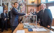 Präsident Emmanuel Macron (links) gibt seine Stimme ab. (Bild: Christophe Petit Tesson/EPA (Le Touquet, 11. Juni 2017))