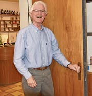 Werner Sulser hat die Schlüssel seiner Arztpraxis nach mehr als 40 Jahren abgegeben. (Bild: Heidy Beyeler)