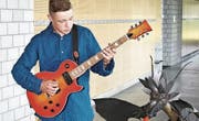 Schüler Levin Schwyn und seine Eigenbau-Gitarre. (Bild: Dieter Ritter)