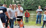 Eine Besucherin transportiert am Arboner Wäldlifest ein rohes Ei mit einer Spreizschere. (Bild: Hedy Züger)