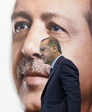 Präsident Recep Tayyip Erdogan auf dem Weg zu einer Rede vor AKP-Anhängern im osttürkischen Kars. (Bild: Yasin Bulbul/AP (2. Dezember 2017))