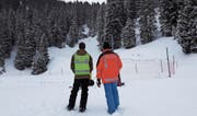 Die Zusammenarbeit von Gemeinde, Polizei, Forst, Jagd und Naturschutz in Grabs ist schweizweit einzigartig. Das Pilotprojekt zum «Schutz des Lebensraumes für Wildtiere» wurde 2007 lanciert und wird seither regelmässig umgesetzt. (Bild: Leo Gschwend)
