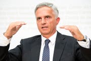 Bundesrat Didier Burkhalter erklärt in einer Medienkonferenz seinen Rücktritt. (Bild: ANTHONY ANEX (KEYSTONE))