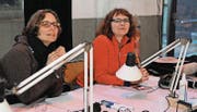Viel Arbeit am Regiepult: Die beiden momoll-Regisseurinnen Barbara Schüpbach und Claudia Rüegsegger (v. l.). (Bild: Michael Hug)