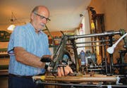 An der Fädelmaschine: Bruno Hollenstein in seiner Stickerei in Wiezikon, wo er während der Wintermonate fast täglich Zeit verbringt. (Bild: Simon Dudle)