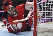 Der Appenzeller Jonas Hiller zeigt nicht nur in der Nati starke Leistungen. Er wurde auch in der NHL an das All-Star-Game eingeladen. (Bild: Bruce Bennett (AP))