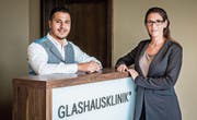 Investorenbetreuer und VR-Mitglied Alessio Napoli mit Klinikdirektorin Sabrina Melone, die auch im Verwaltungsrat sitzt. (Bild: Reto Martin)