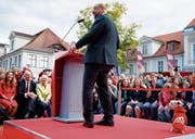 Tierische Unterstützung für Kanzlerkandidat Martin Schulz: Ein kleiner Hund namens Murmel schlich sich gestern bei einem Wahlkampfauftritt der SPD auf die Bühne. Schulz bemerkte den Eindringling erst später. (Bild: Carsten Koall/EPA (Potsdam, 15. September 2017))