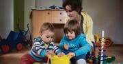 Dorothea Enns mit ihren Kinder Robin (1) und Camilla (3): Statt Windeln gibt es bei ihnen zu Hause das Töpfchen – von Anfang an. (Bild: Michel Canonica)