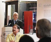 Stiftungspräsident Ernst Hohl will mit der Ausstellung auch jungen Künstlern eine Plattform geben. (Bild: CAL)