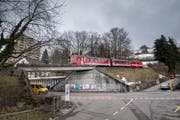Die Eisenbahnbrücke über die Oberstrasse. Sie wird am 11. April abgebrochen und danach bis im Sommer neu gebaut. (Bild: Michel Canonica - 4. März 2015)