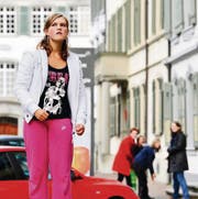 Üben für die Krimitage: Sonja Sasso (linkes Bild) spielt Nachtwächter Adam, Sabrina Widmer (im rechten Bild links) Nachtwächter Johann. (Bild: Donato Caspari)