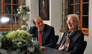 Schriftstellerin Helen Meier im Gespräch mit ihrem Biografen Charles Linsmeyer. (Bild: Simon Roth)