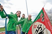 Mit der Vereinsfahne auf dem Klettergerüst: Gabi Wüthrich, Patrick Reusser und Daniel Schümperli vom OK des Turnfests Seerugge 2016. (Bild: Donato Caspari)