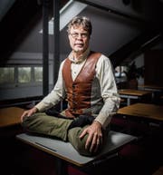 «Wenn ich sitze, dann nur so»: Karl Müller in einem Seminarraum im «Kybuntower» in Roggwil. (Bild: Benjamin Manser)