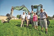Die Investoren Josef und Urs Vetter sowie Erna und Max Siegfried flankieren Eschlikons Gemeindepräsidenten Hans Mäder. (Bild: Olaf Kühne)