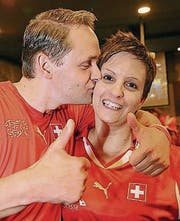 Daumen hoch für Behrami: Maik Grzeskowiak und Bea Stark.