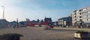 Ort des Unglücks: Polizei, Notarzt und Rettungsdienst leiten Reanimationsmassnahmen ein. Der Mann wird mit dem Helikopter ins Spital gebracht. (Bild: Silvan Mumenthaler)