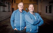 Thomas Sutter (links) und Andreas Bachmann gehören seit Jahren zum Helferteam des Gossauer Weihnachtslaufs. (Bild: Urs Bucher)