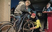 Ob das Rad stabil ist oder die Bremse noch in Ordnung, prüft der erfahrene Velomechaniker. (Bilder: Olivia Hug)